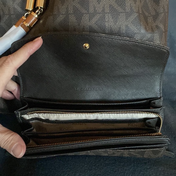 Michael Kors Collection, Bucket bag and wallet - Picture 5 of 16